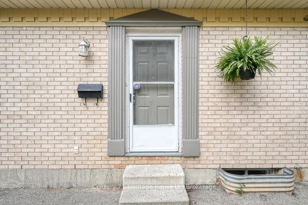 1003 B Nesbitt Crescent photo 6