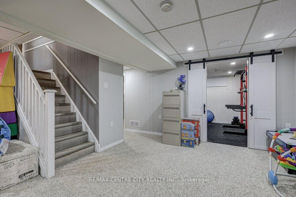64 Moore Avenue photo 21