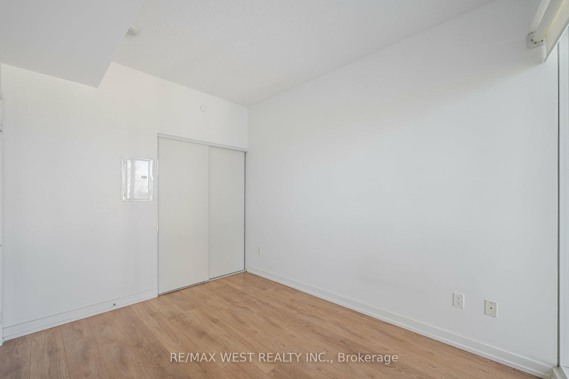 115 Mcmahon Drive Unit 812 photo 23