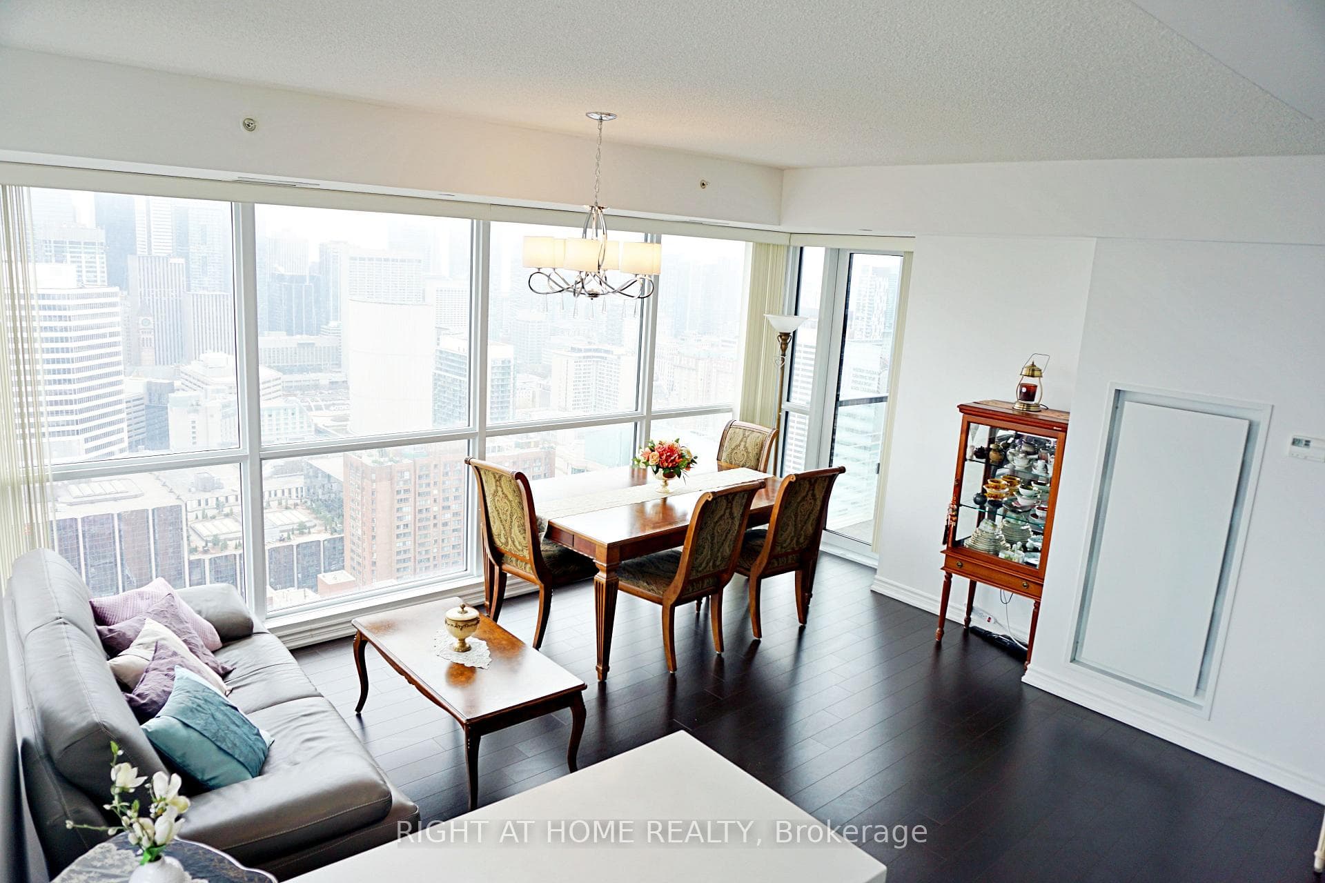 386 Yonge Street Unit 4207 photo 5