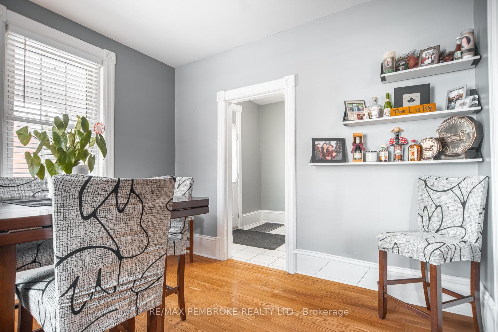320 Moffat Street photo 4