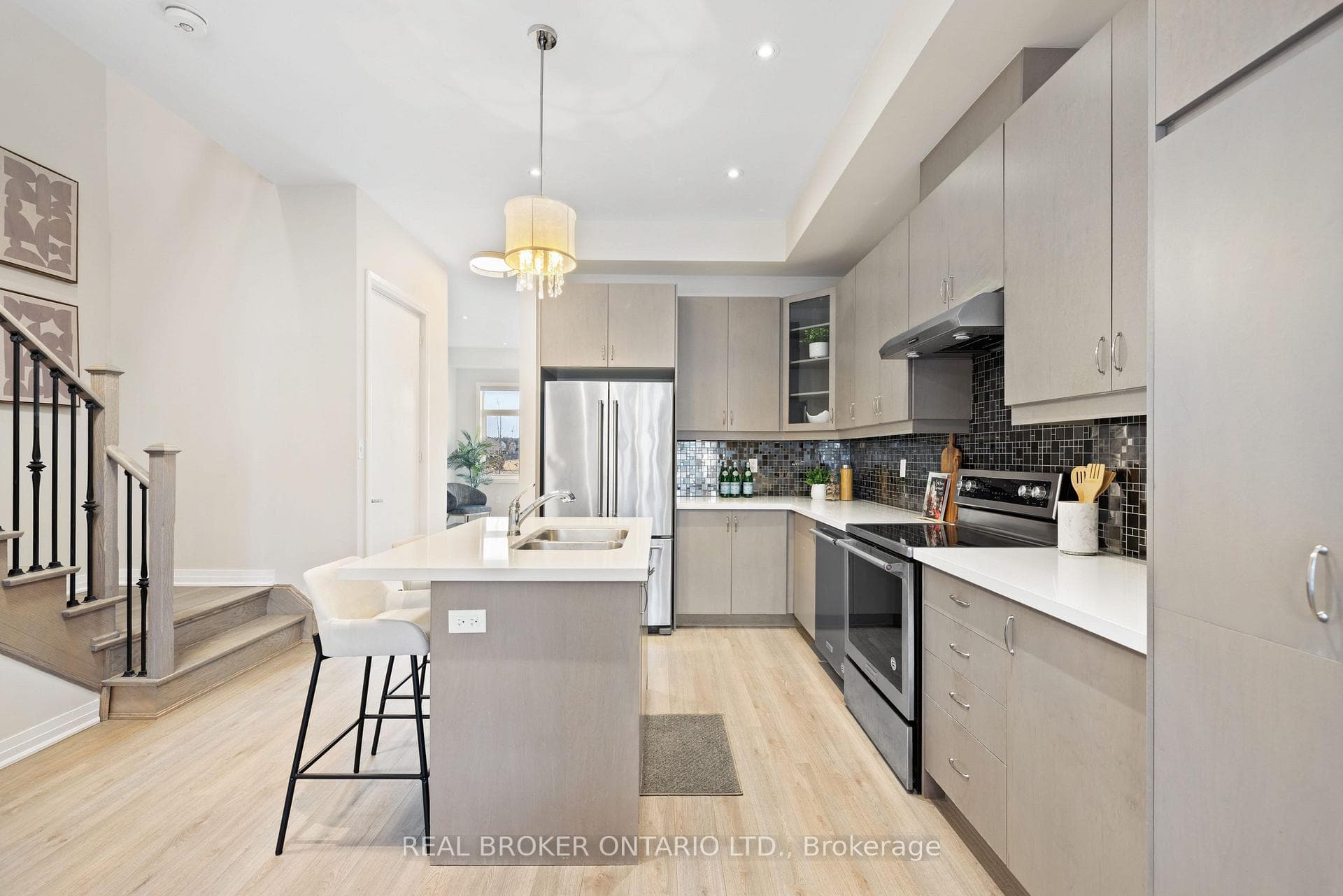 46 Arianna Crescent photo 5