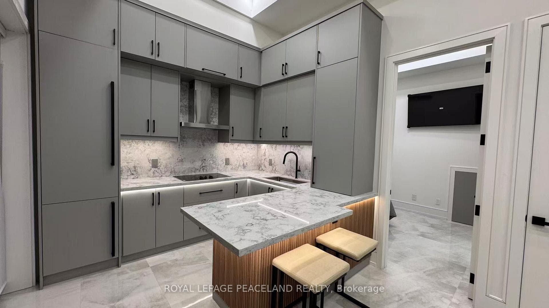 116 Holcolm Road Unit LowerRM#1-All included photo 3