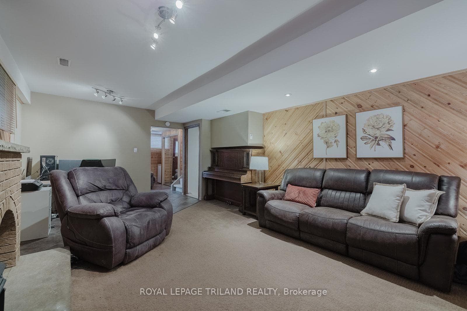 1649 Aldersbrook Road photo 21