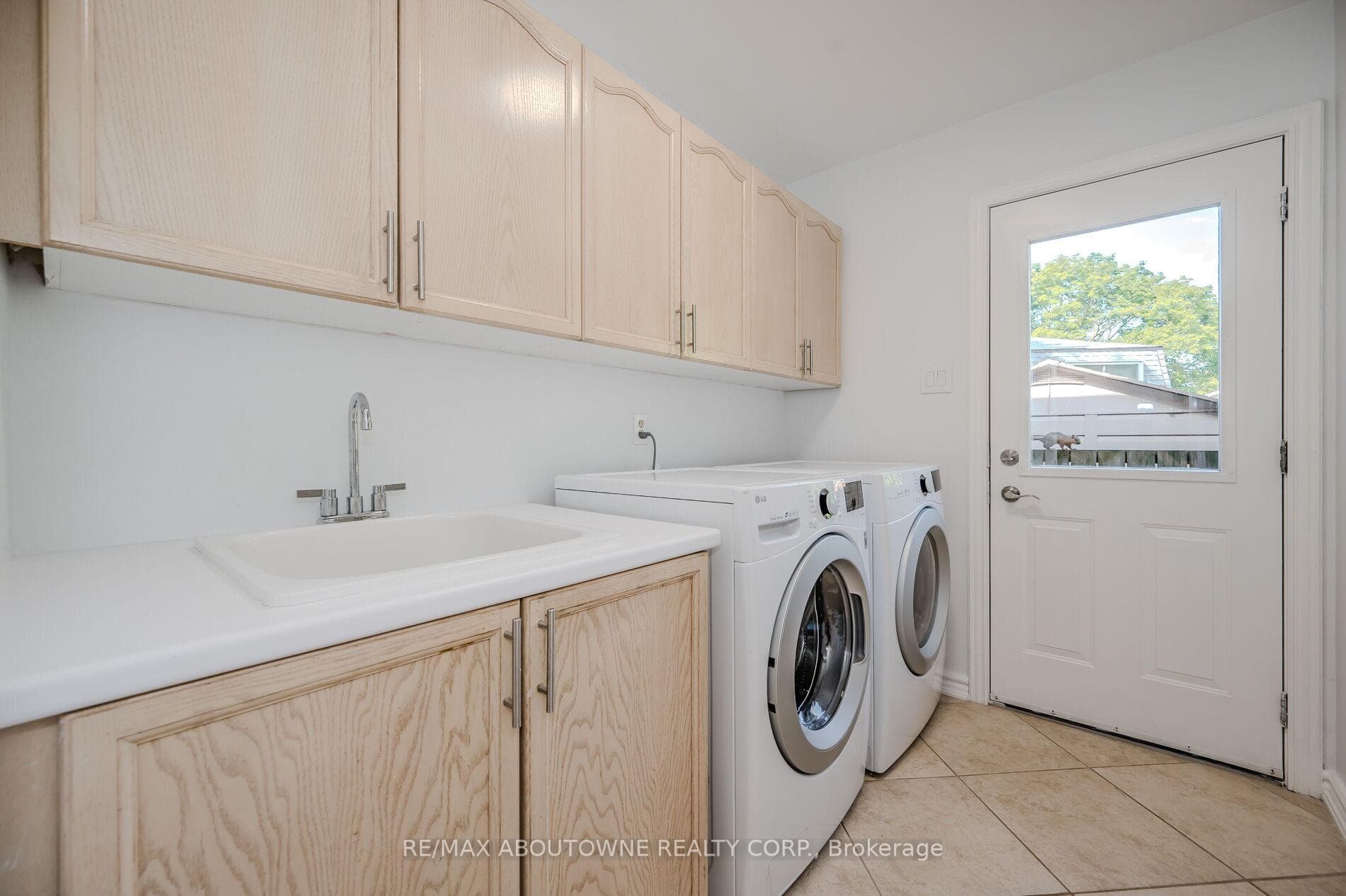 5205 Lakeshore Road photo 19