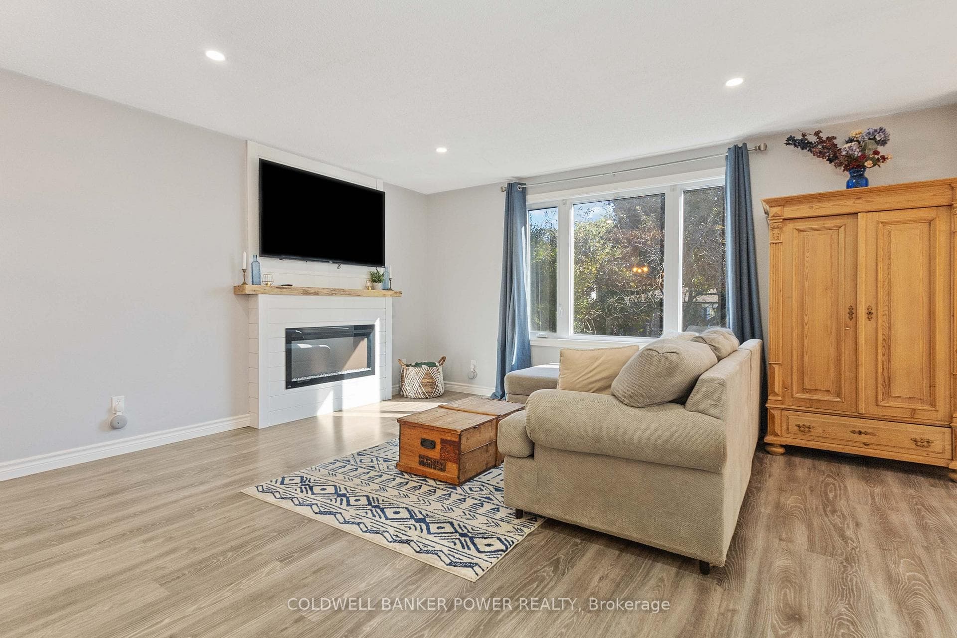 227 ARDSLEY Crescent photo 14