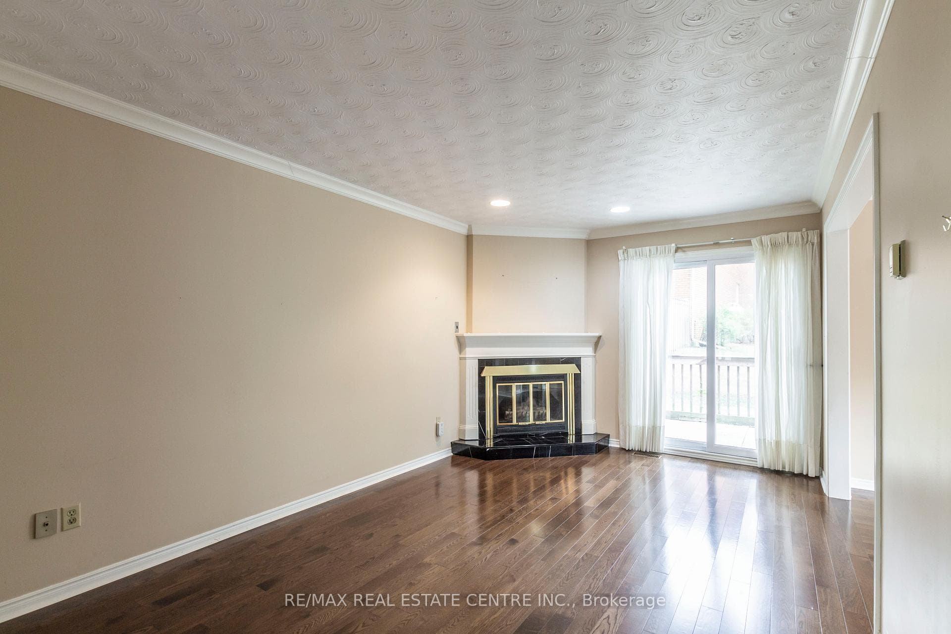Living room, with access to back patio