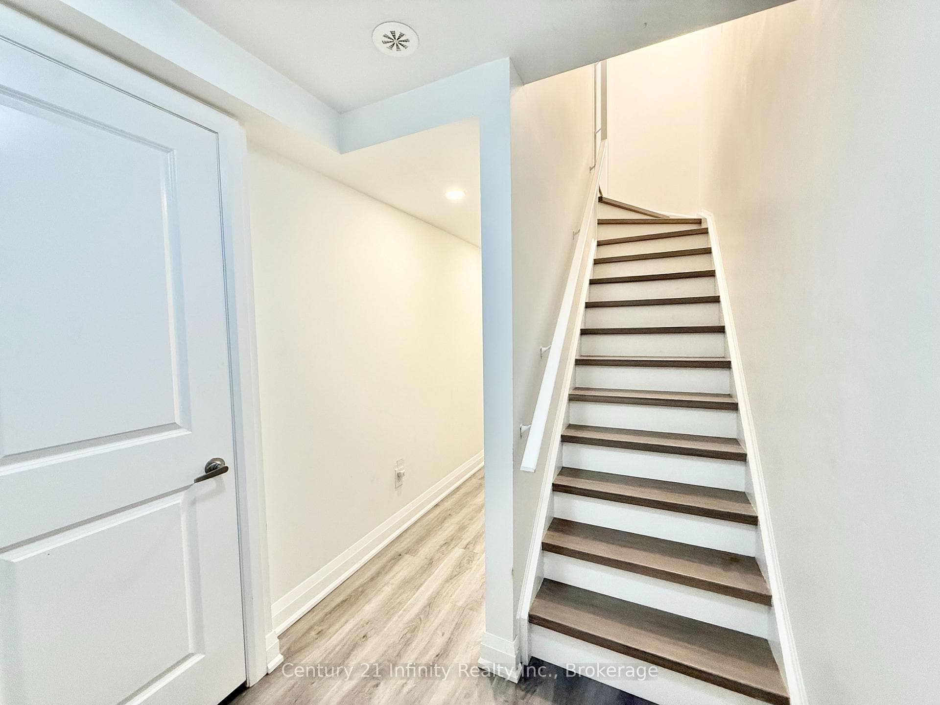 36 Elkington Crescent Unit 2 photo 7