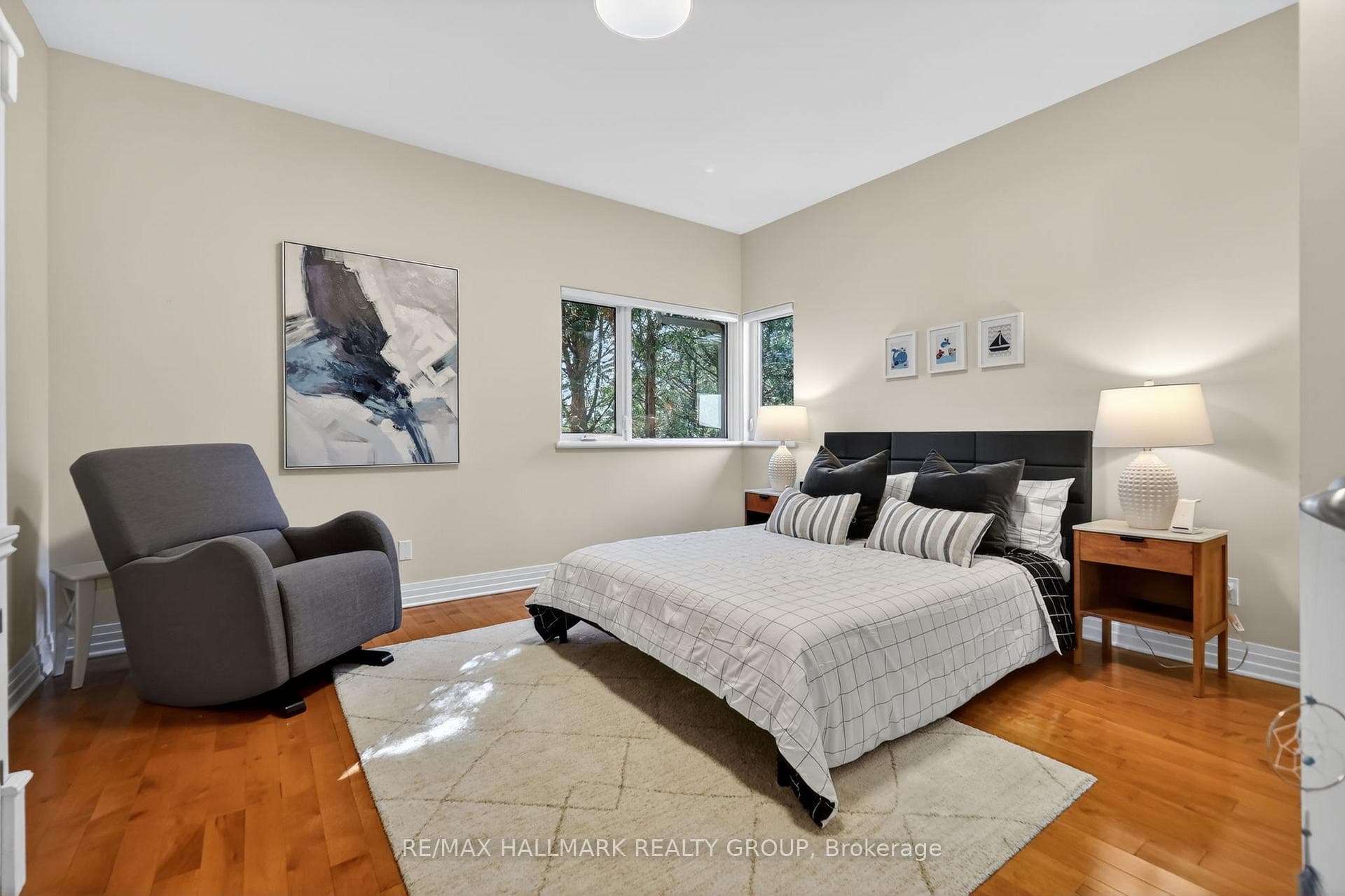 Roomy bedroom offering added flexibility