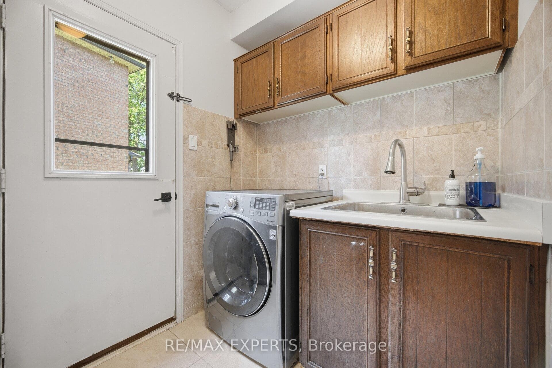 12 Kingfisher Court photo 32