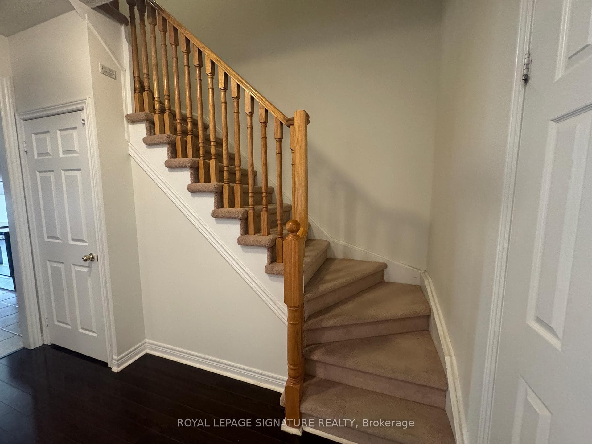 427 Comiskey Crescent photo 14