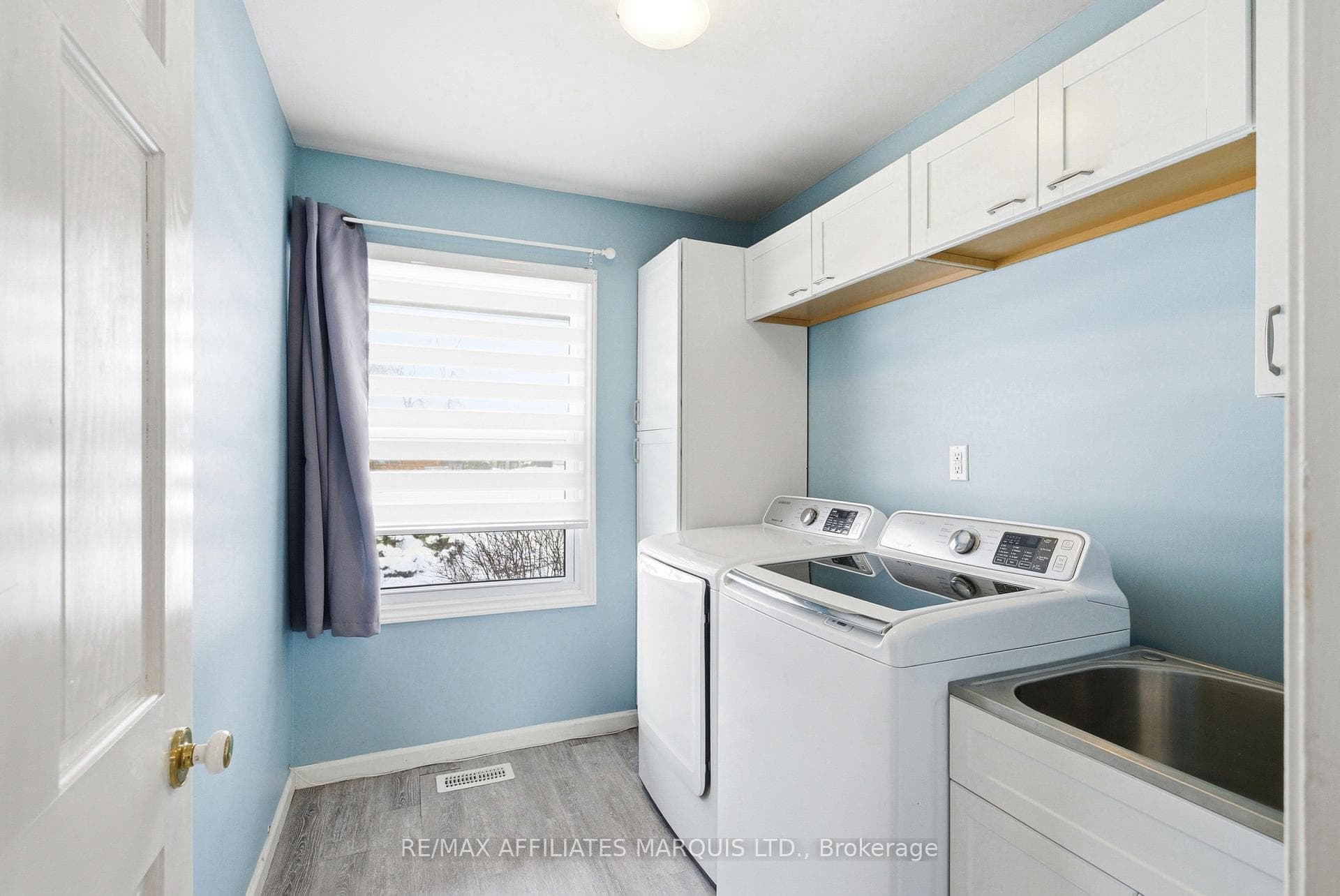 1356 Lochiel Street photo 12