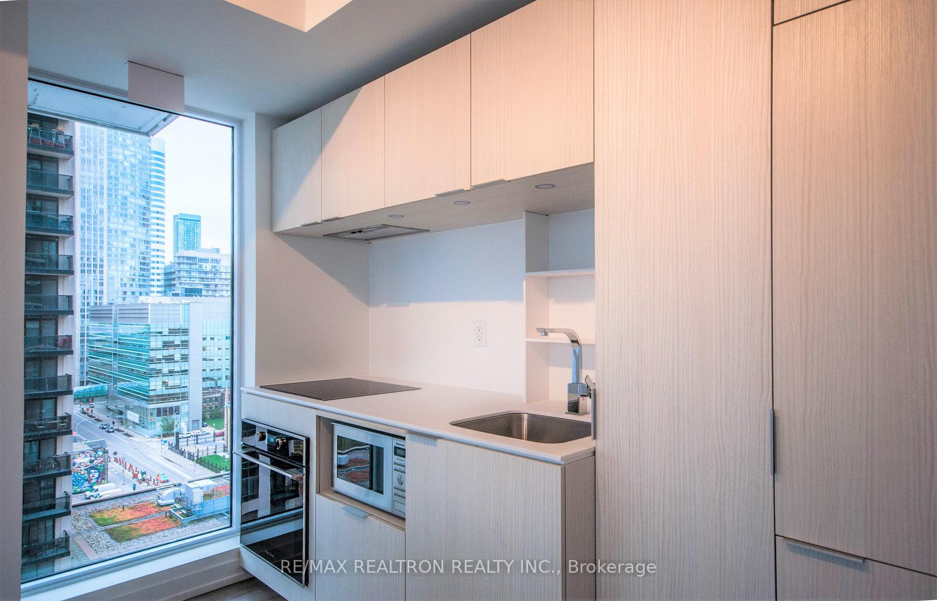 77 Shuter Street Unit 1602 photo 6