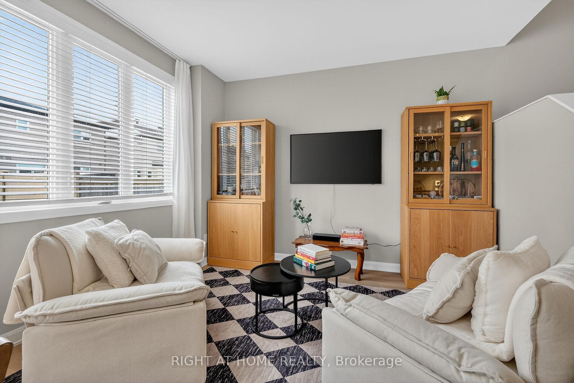 577 Decoeur Drive photo 8