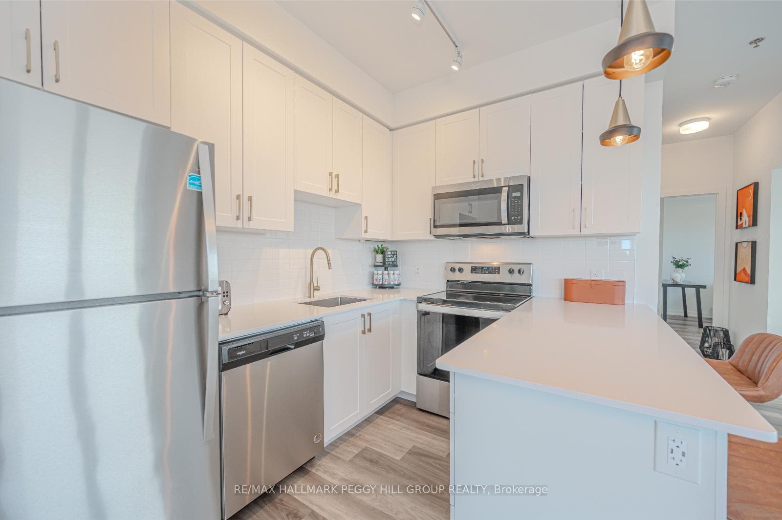 430 Essa Road Unit 412 photo 3