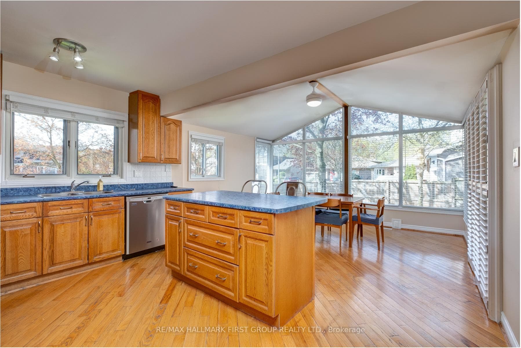 1832 Bronte Square photo 11
