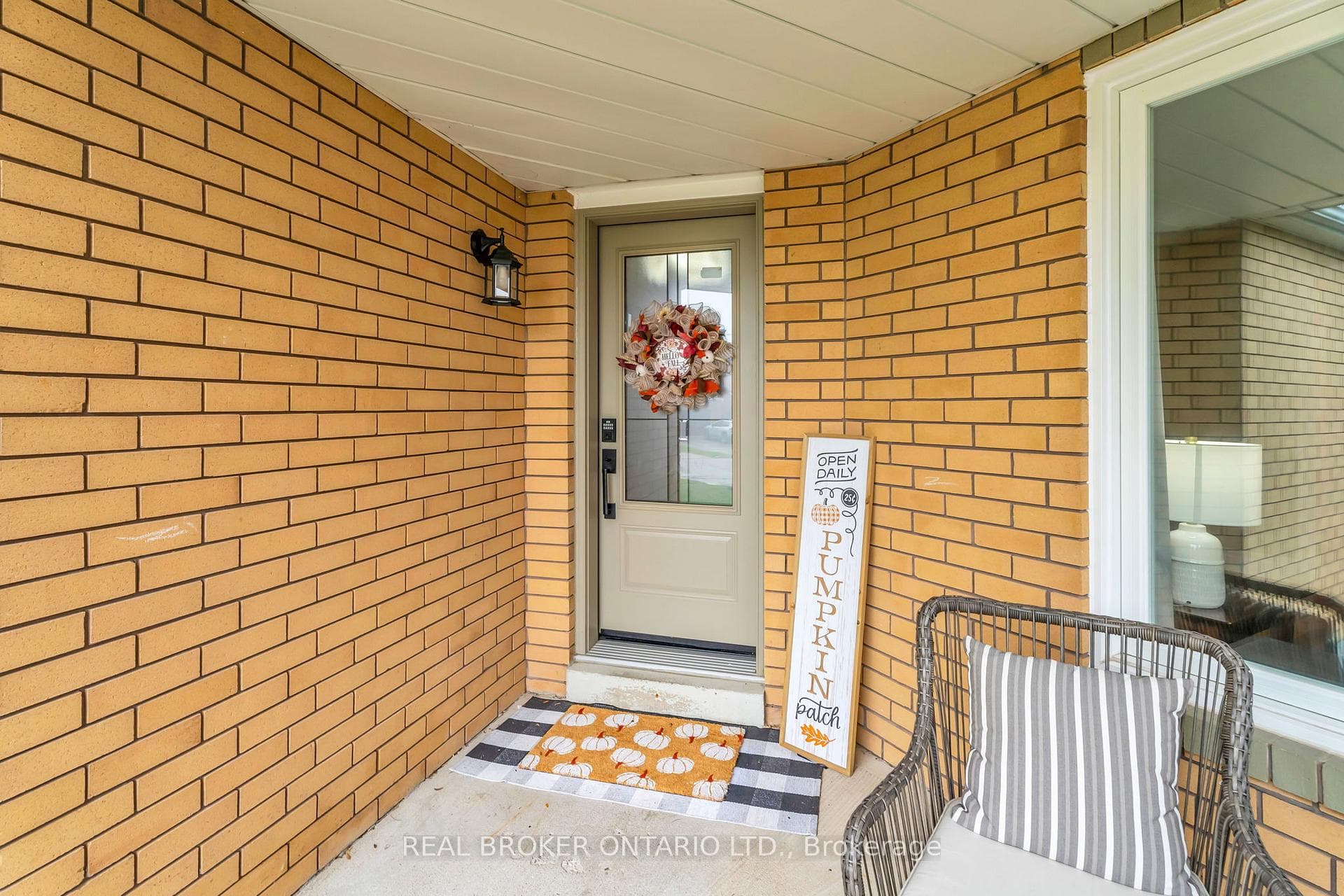 309 Howard Crescent photo 4