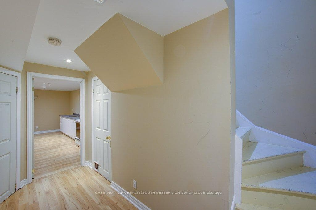 8 Waterdale Road photo 33