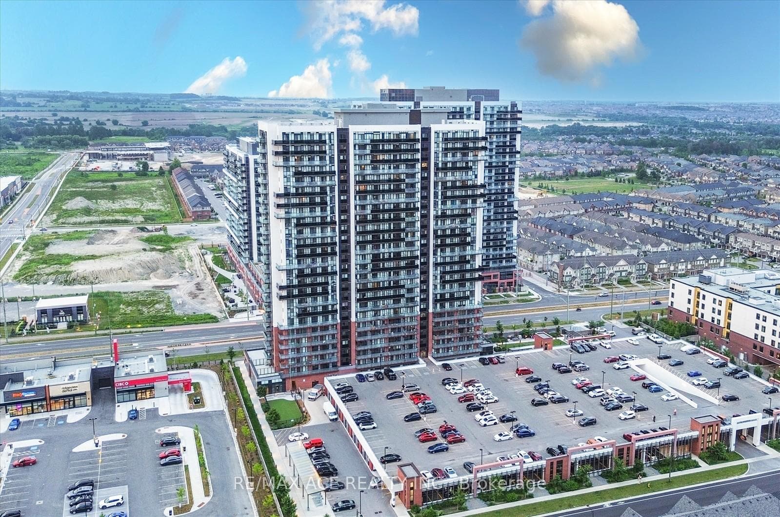 2550 Simcoe Street Unit 809 photo 2
