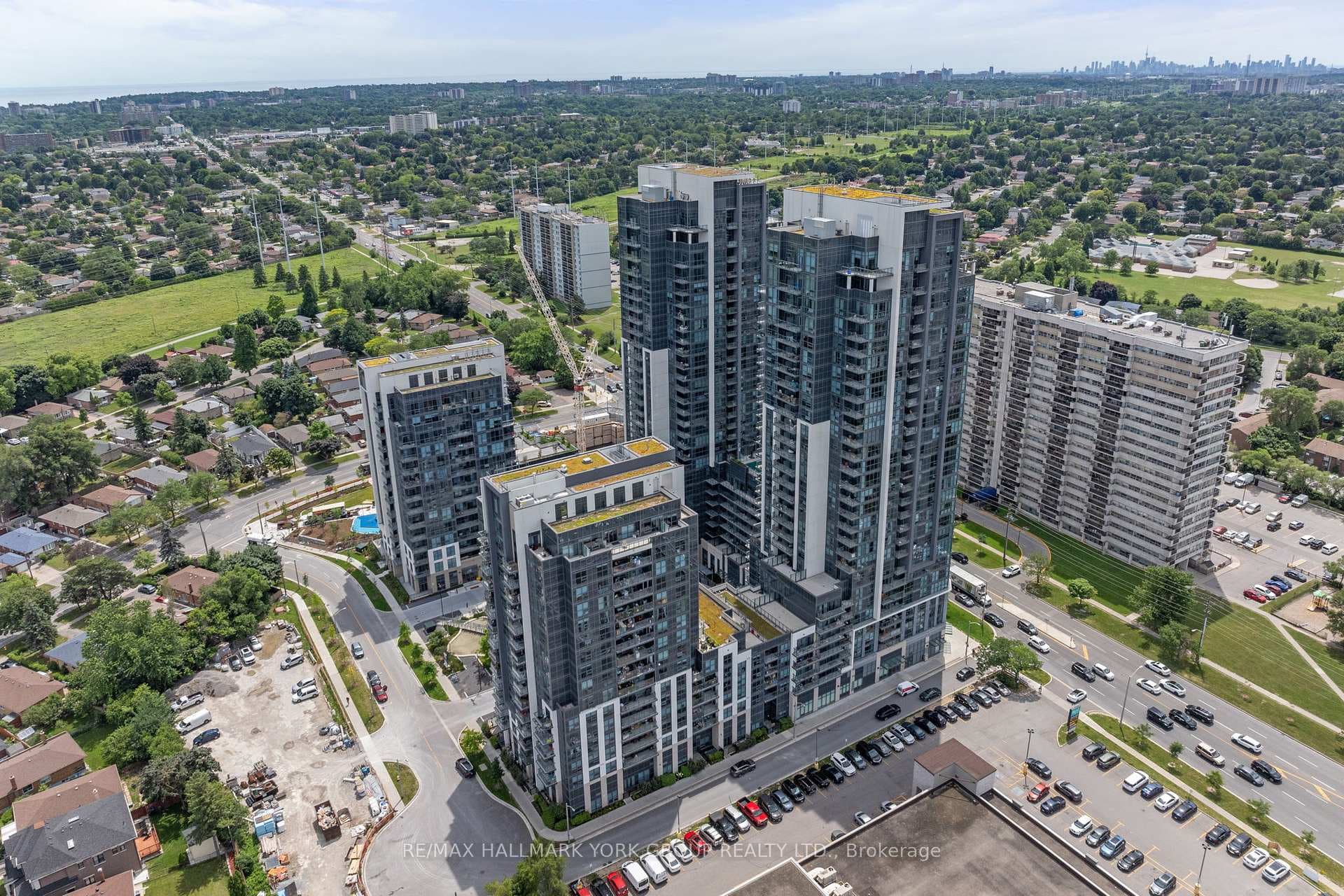 20 Meadowglen Place Unit 903 photo 3