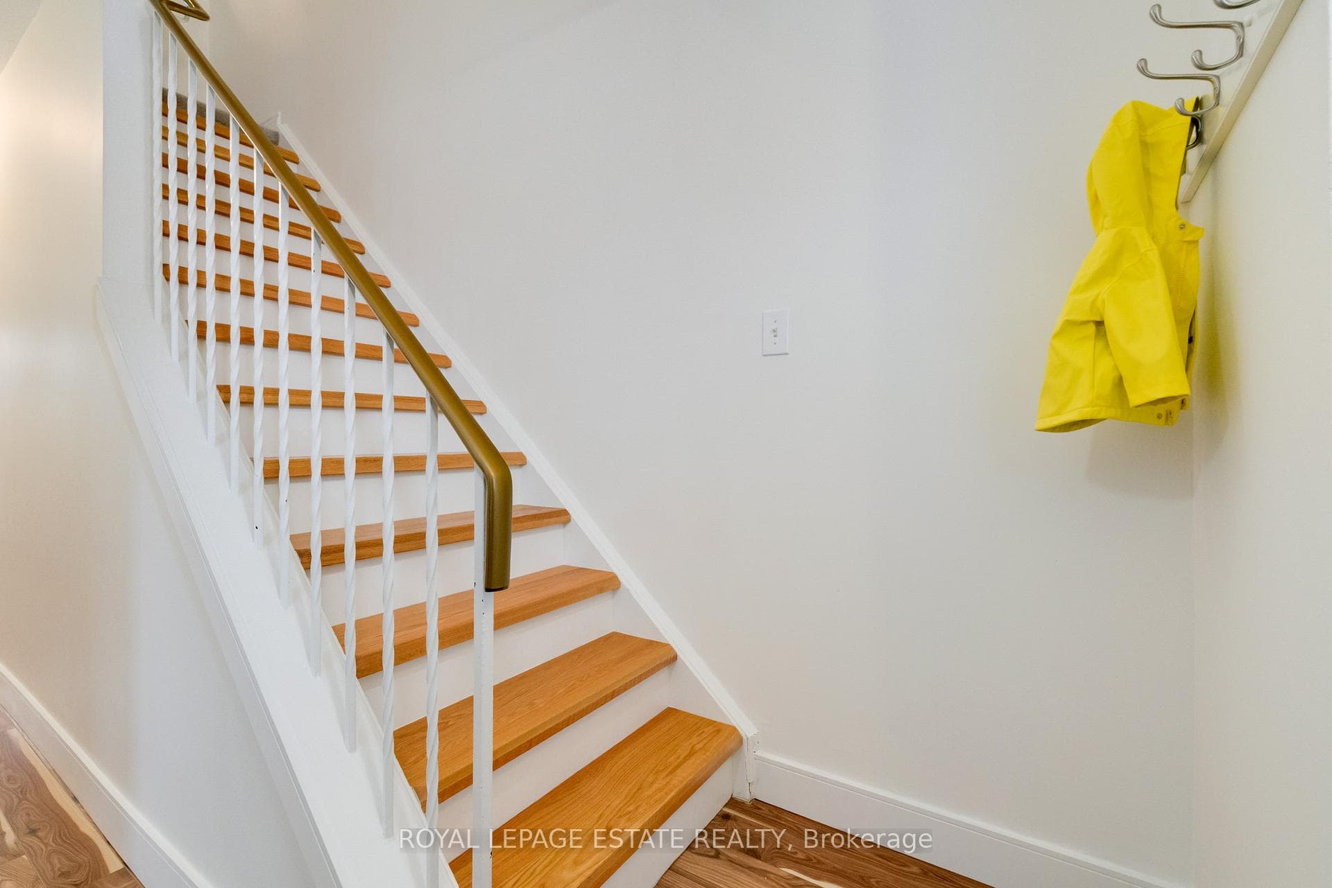 558 Lancelot Crescent photo 4