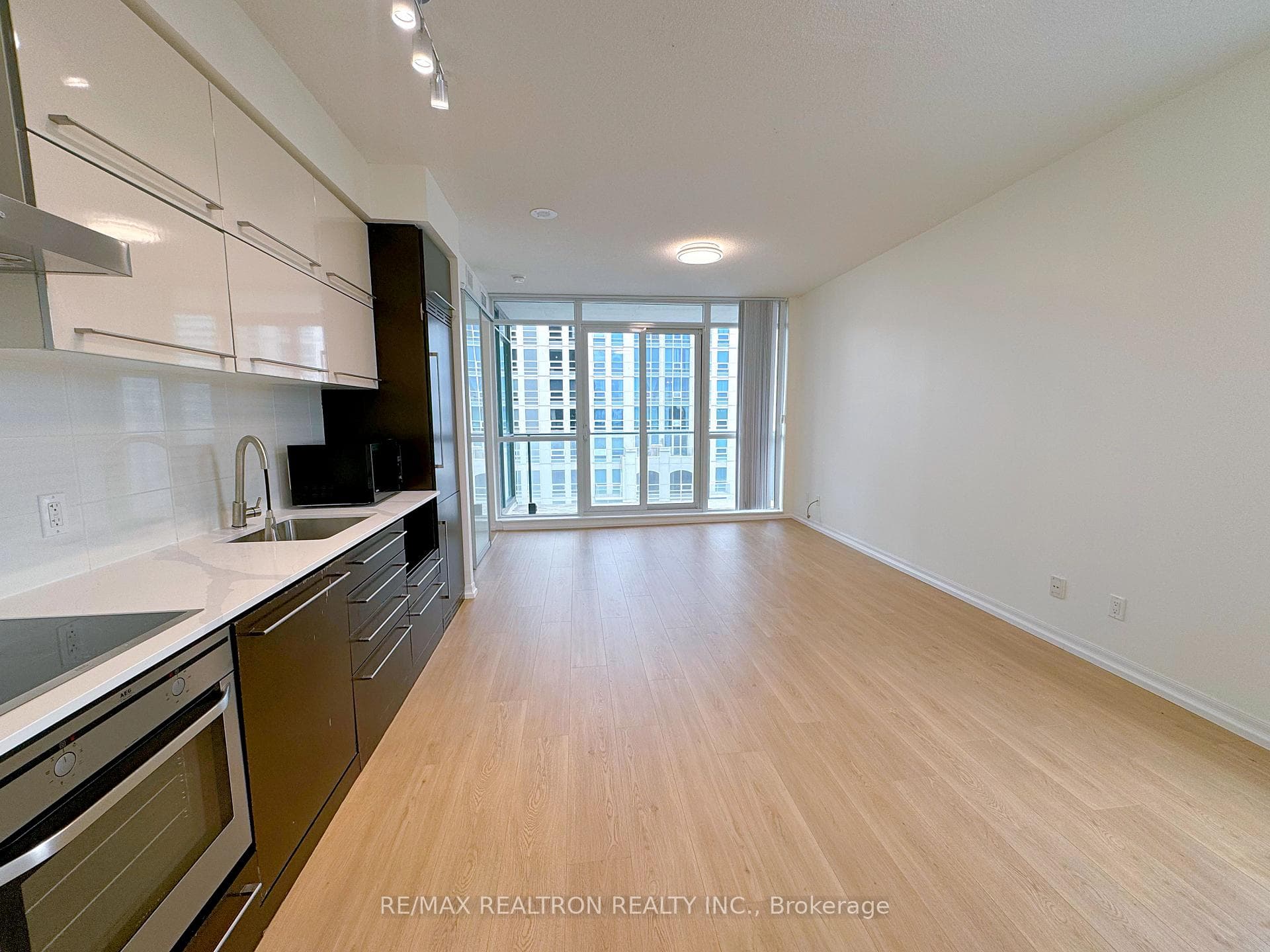 770 BAY Street Unit Ph406 photo 5