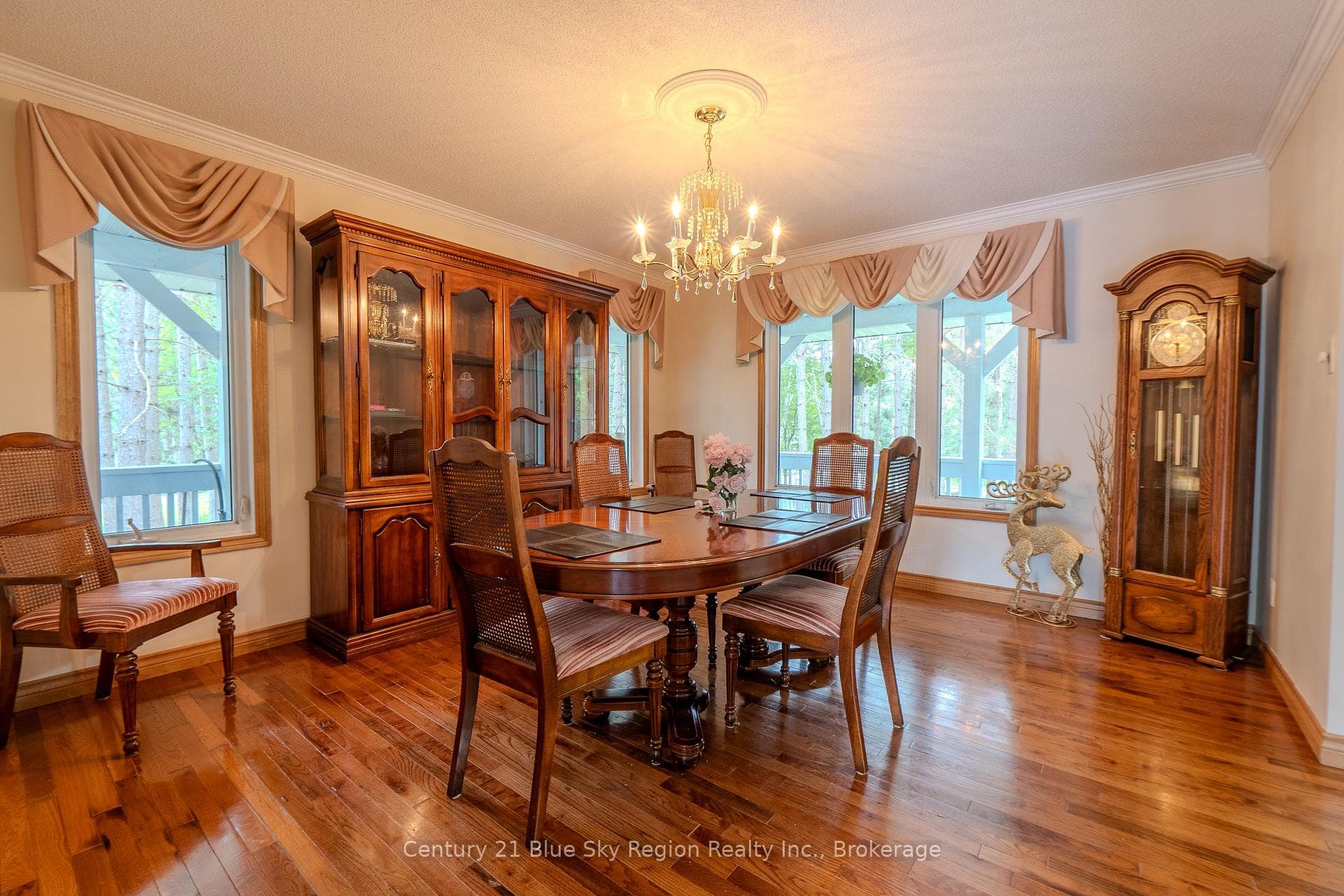 310 Pinecreek Crescent photo 9