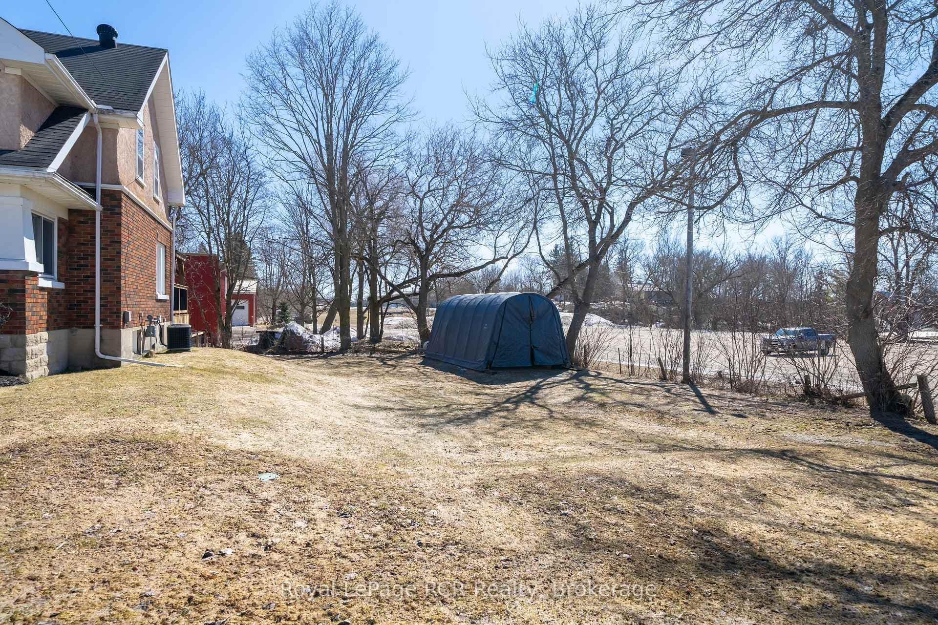 429 Lambton Street photo 42