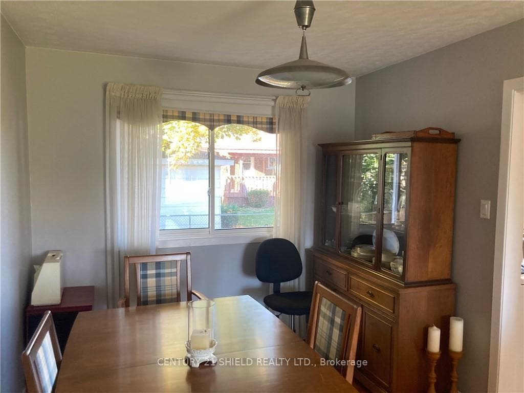 821 HALDIMAND Crescent photo 3