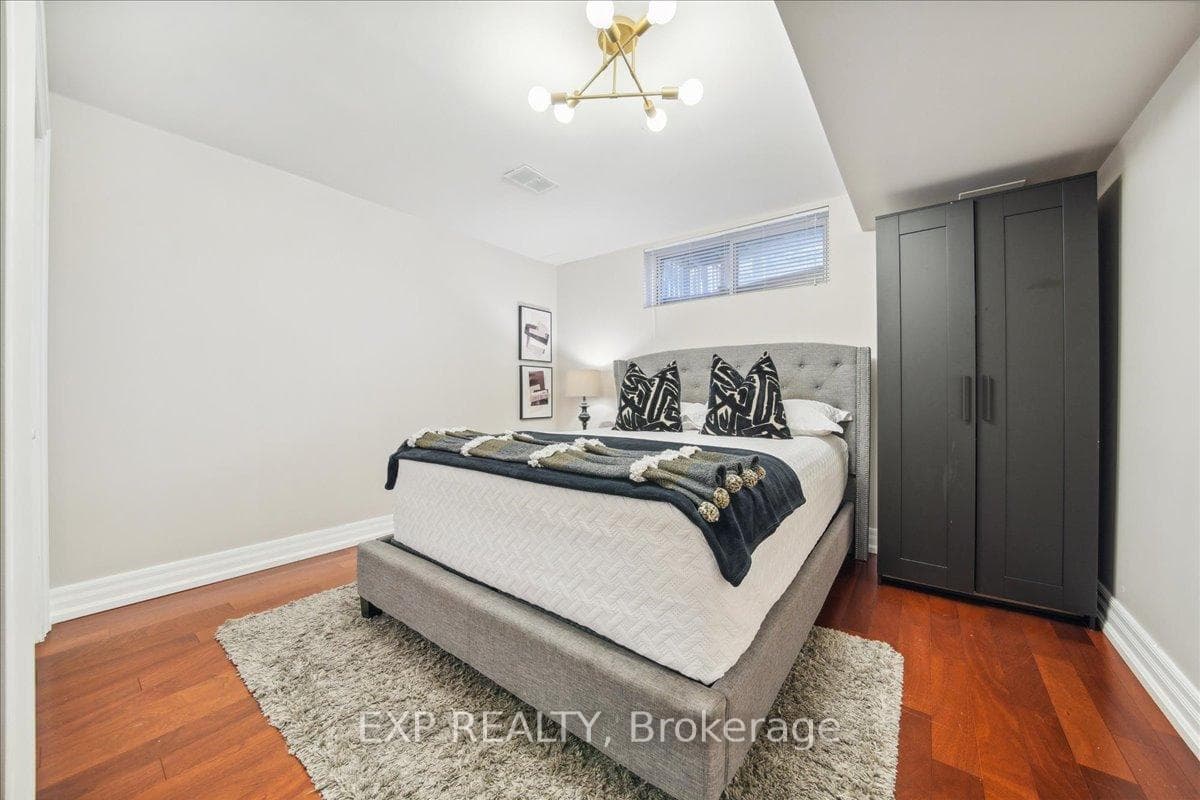 137 Kingsview Boulevard photo 31
