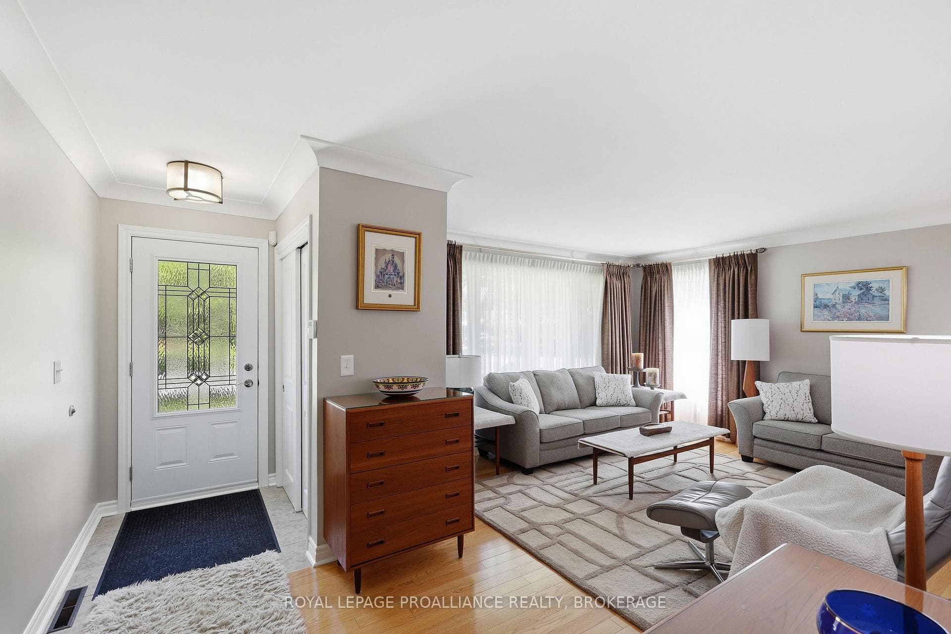6 Byron Crescent photo 8