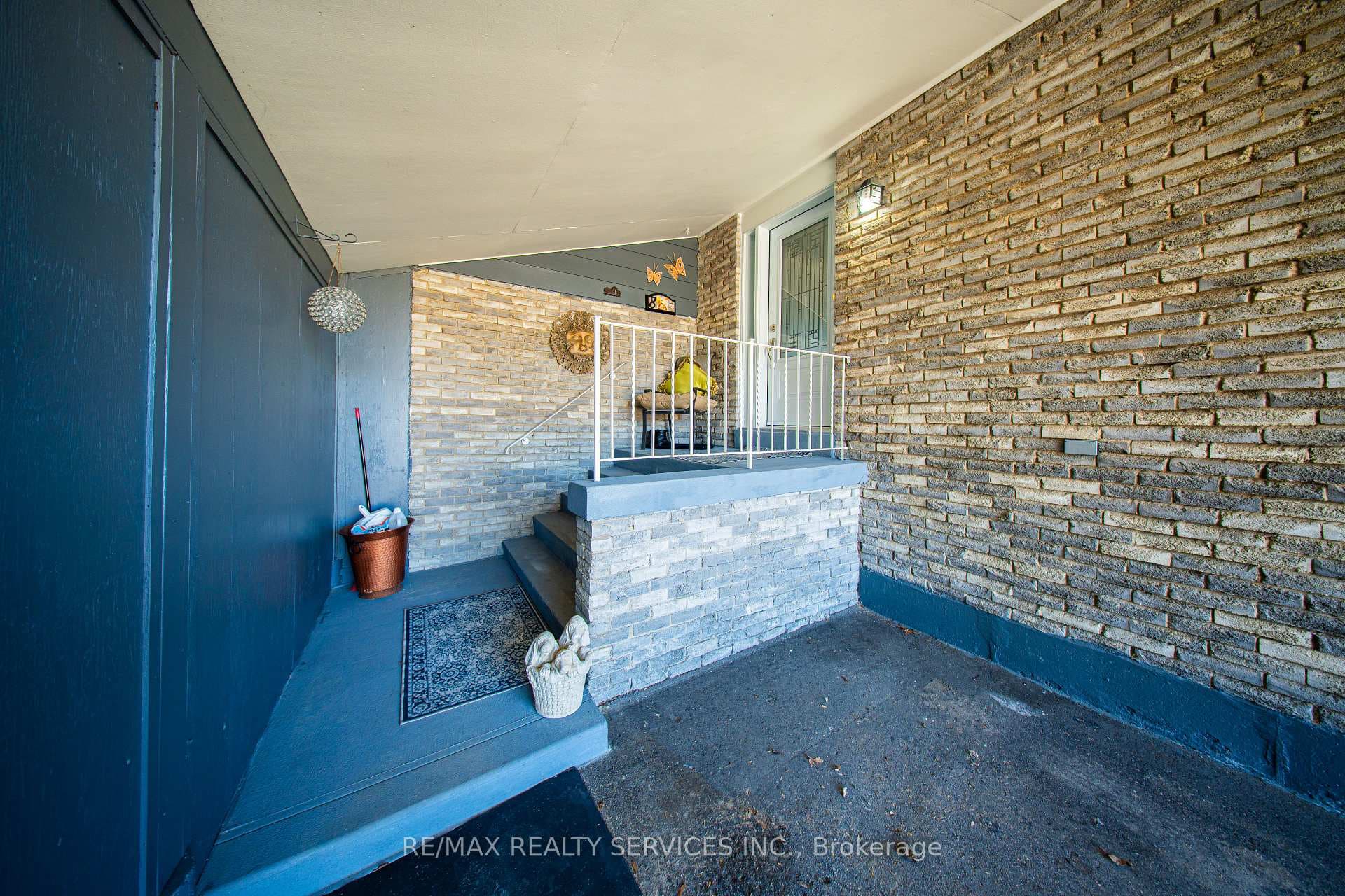 8 Edwin Drive photo 5