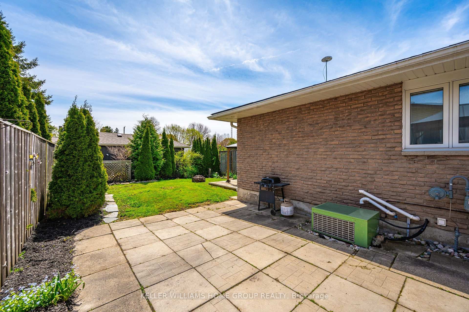 422 Forfar Street photo 34
