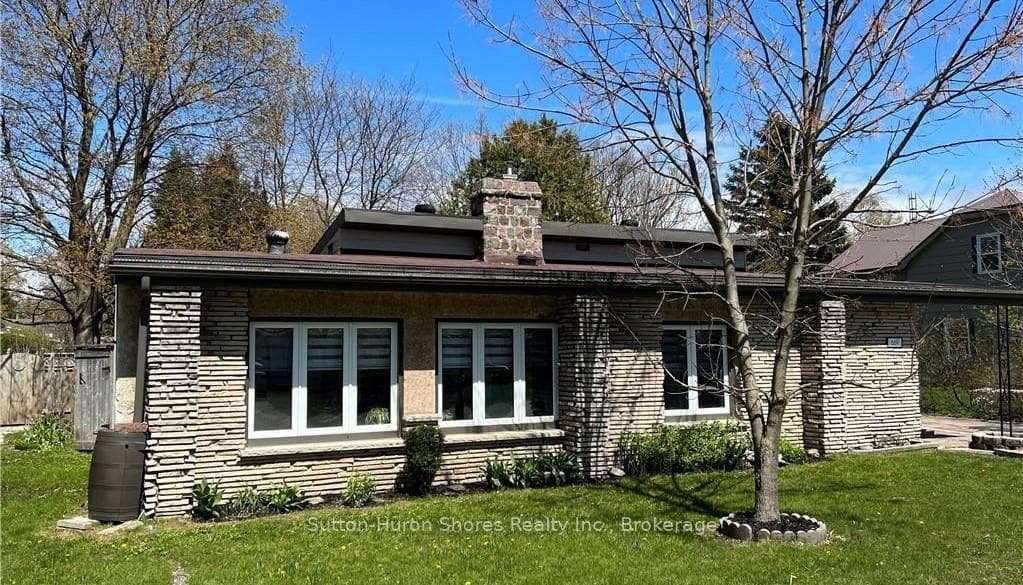 669 Louis Street photo 1