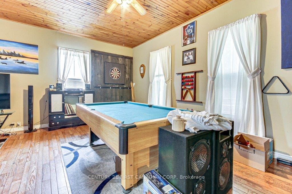 558 Niagara Street photo 11
