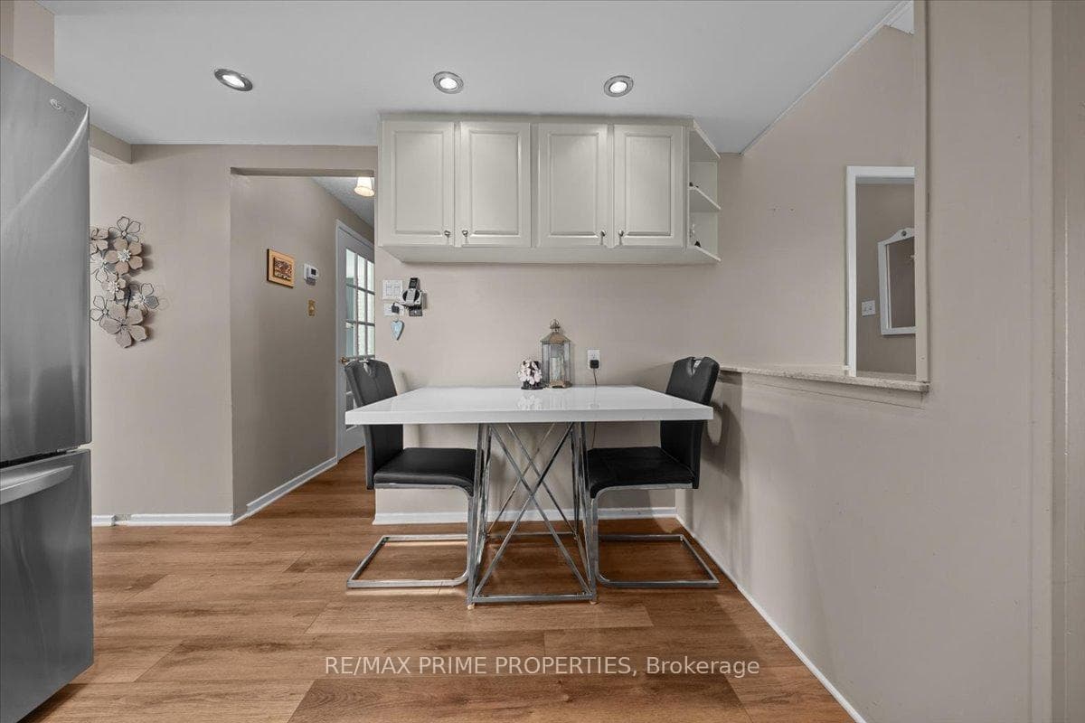 Kitchen eating area