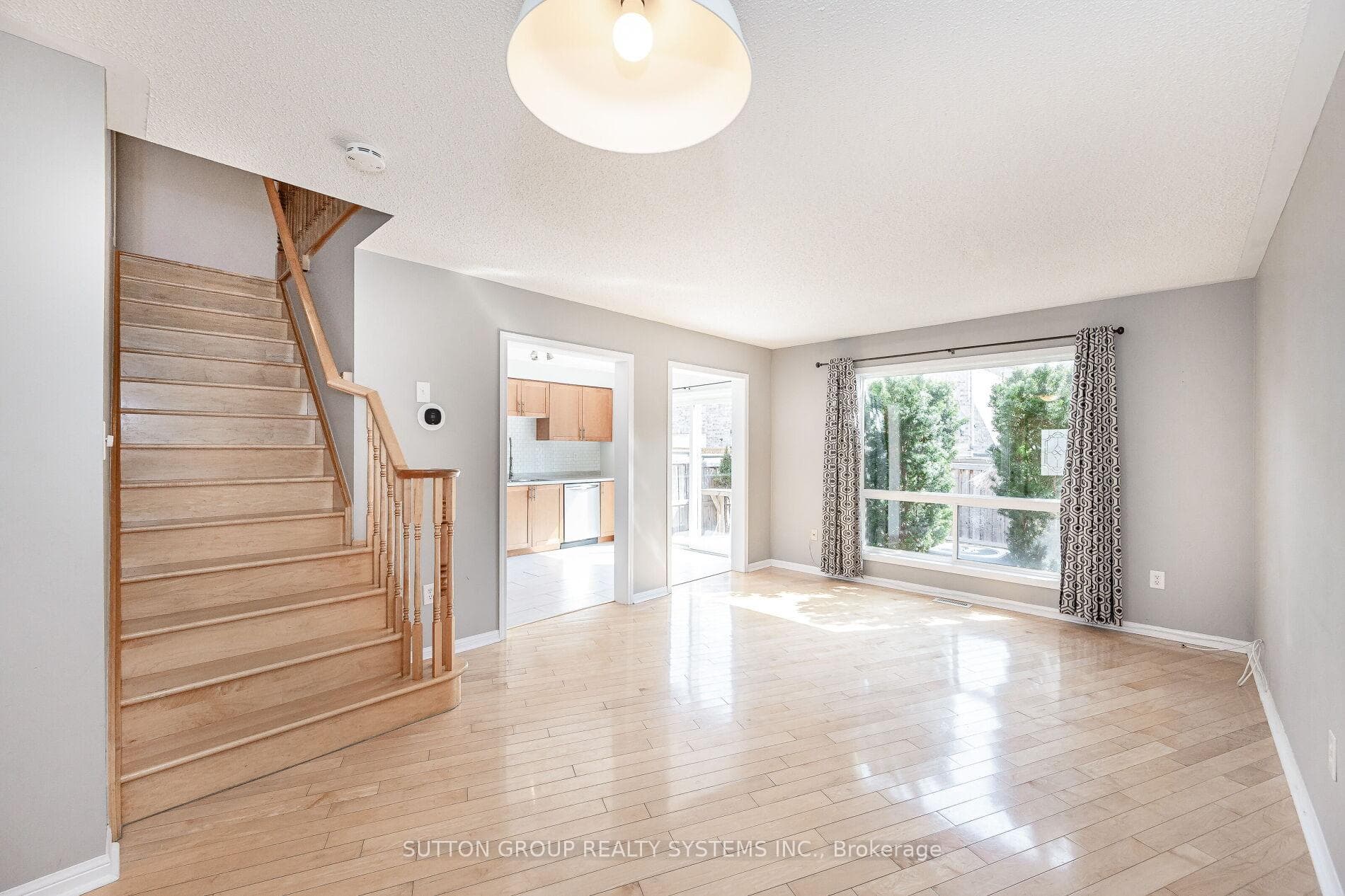 1152 Riddell Crescent photo 5