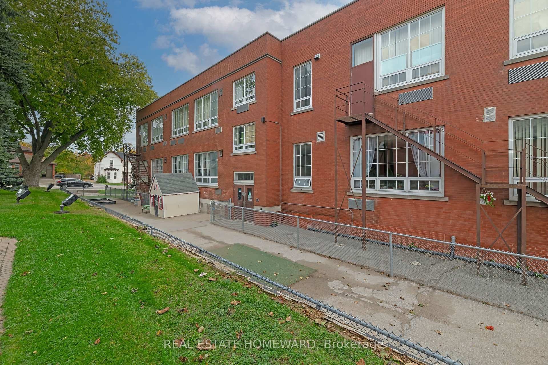 202 Simcoe Street photo 40