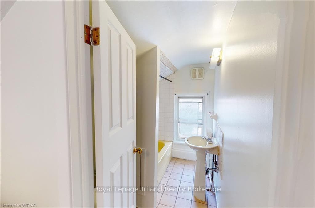 52 WELLINGTON Street Unit Upper photo 12