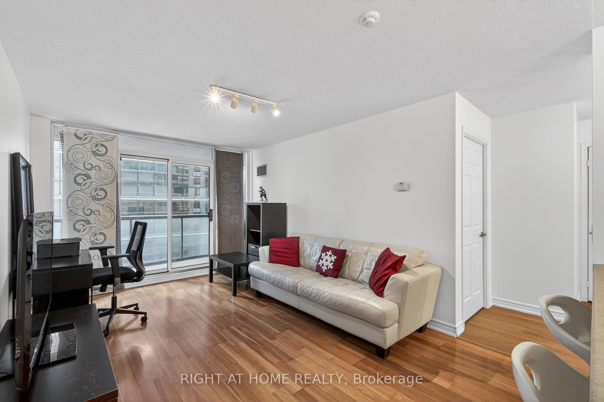 30 Grand Trunk Crescent Unit 1607 photo 5