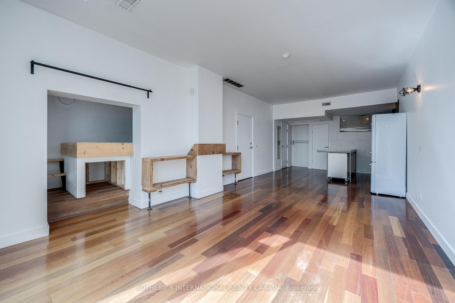 92 Shaftesbury Avenue Unit Upper photo 4