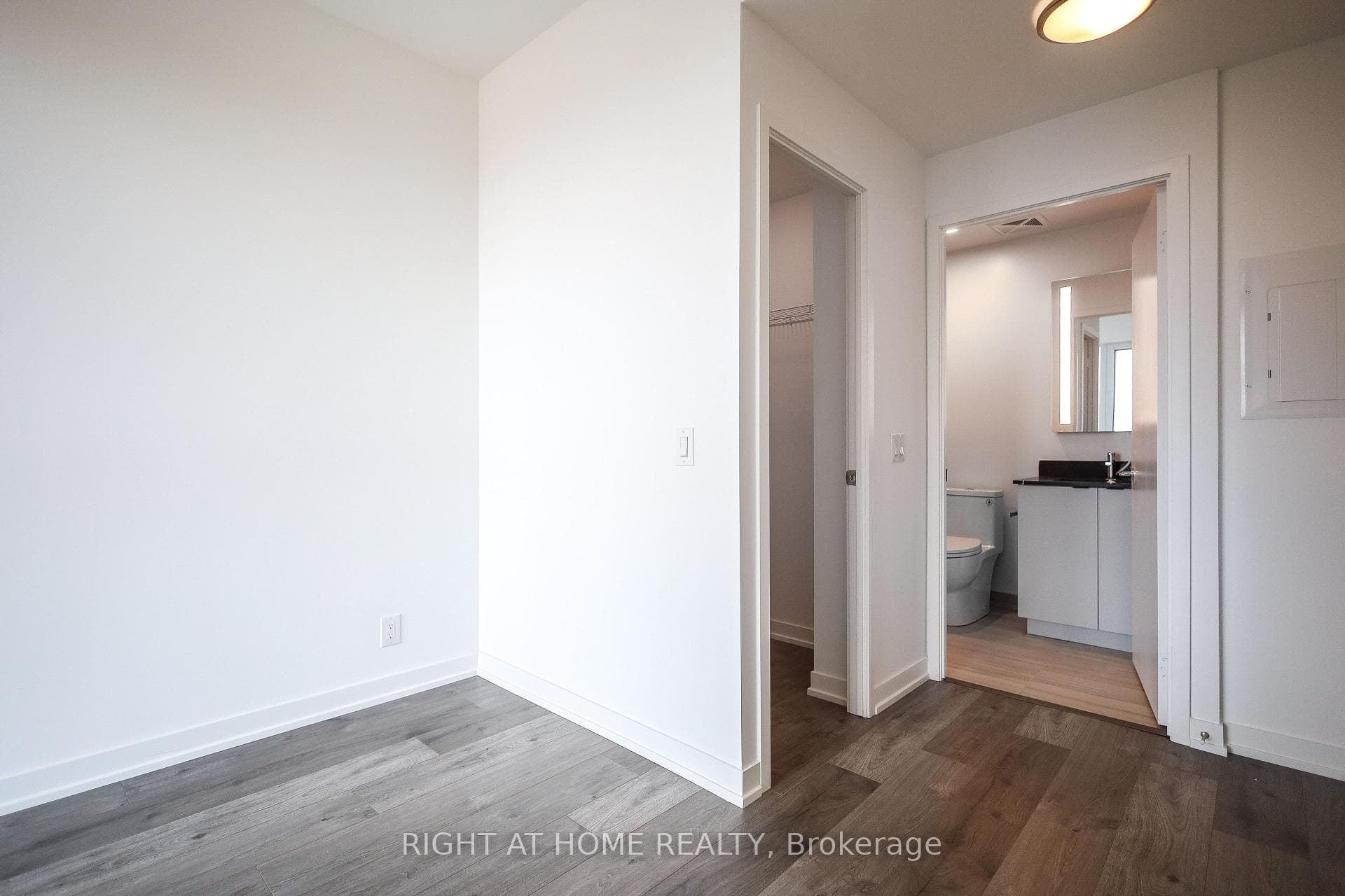 285 Dufferin Street Unit 917 photo 16