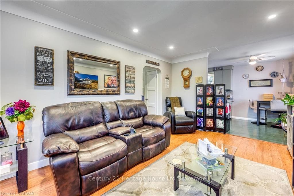 46 MAYFAIR Drive photo 4