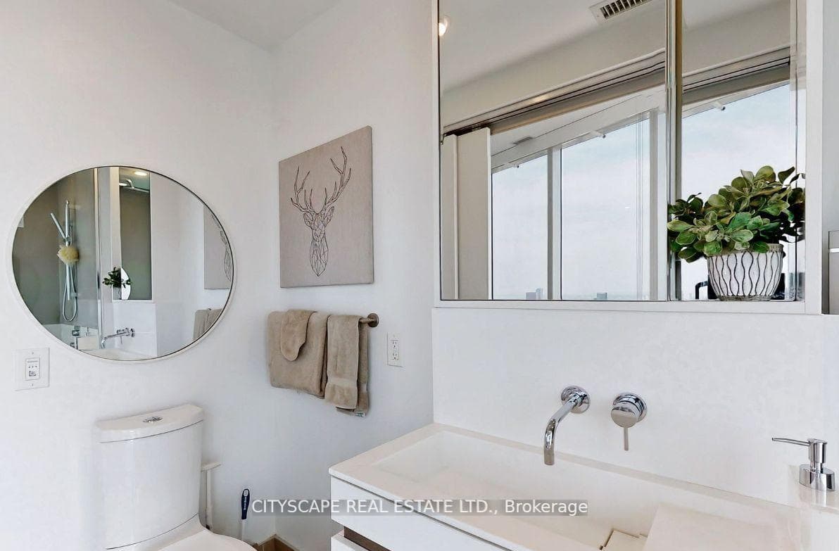 197 Yonge Street Unit 4012 photo 4