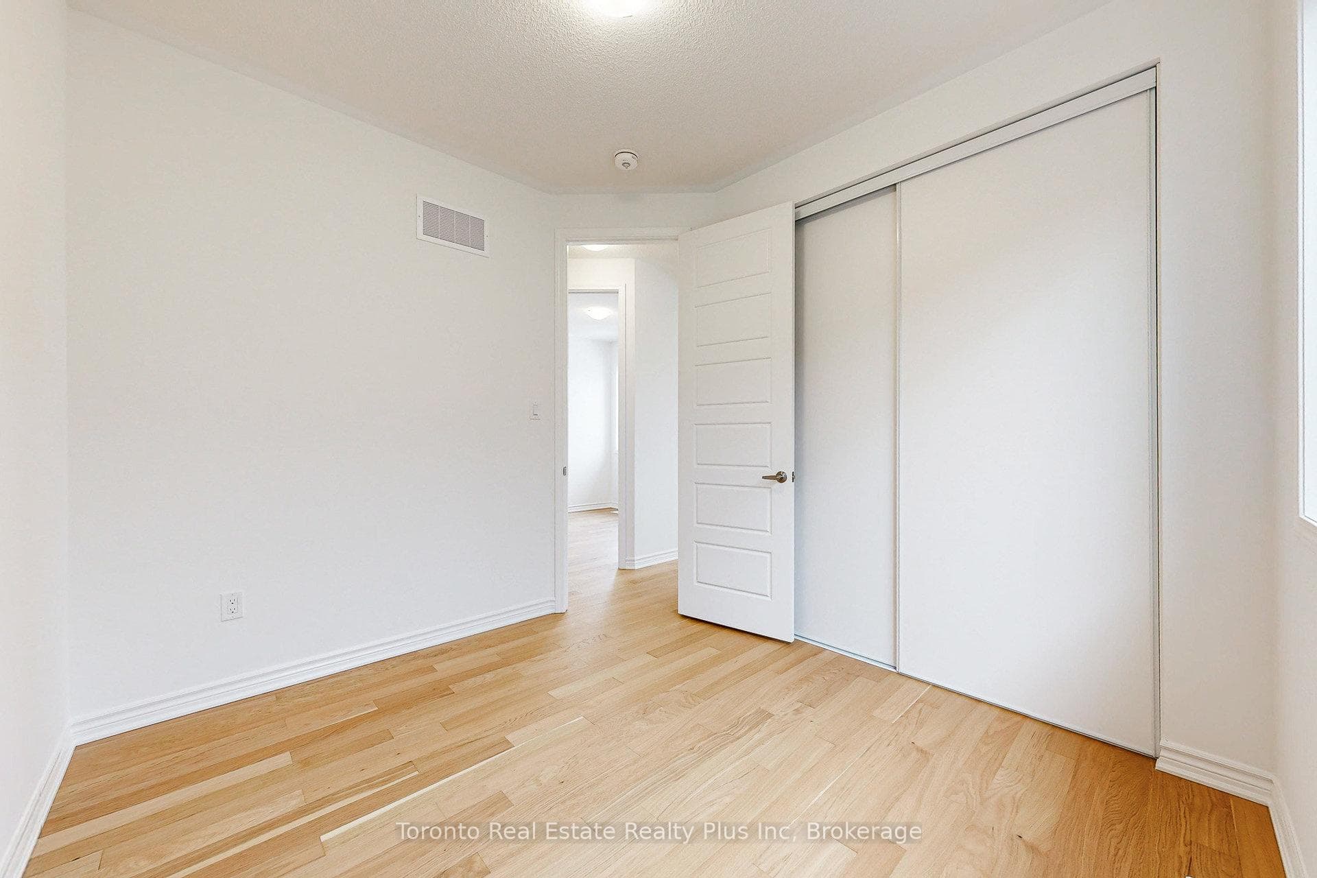 1476 Melville bonus Crescent photo 41