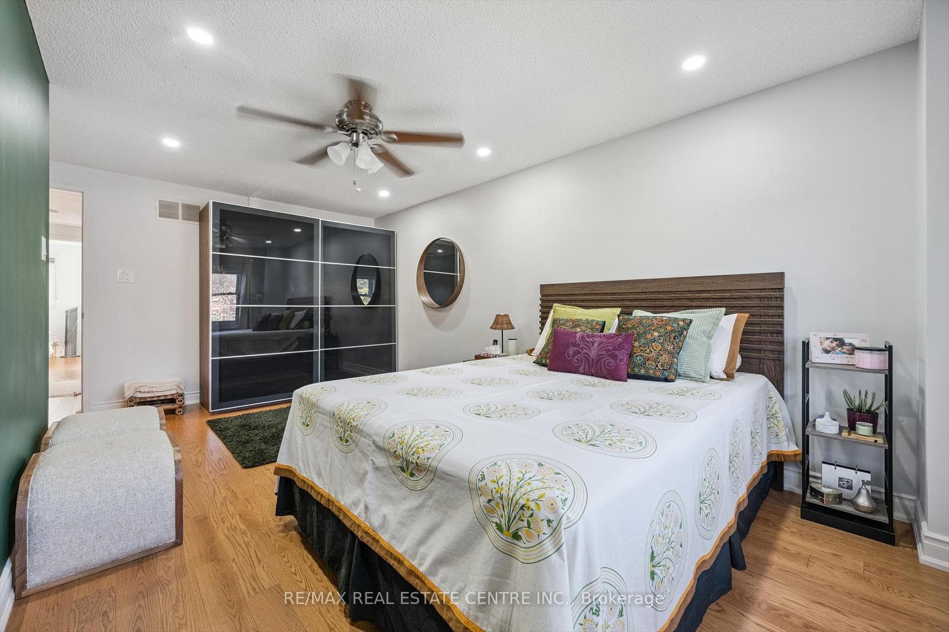 550 Ashprior Avenue photo 20