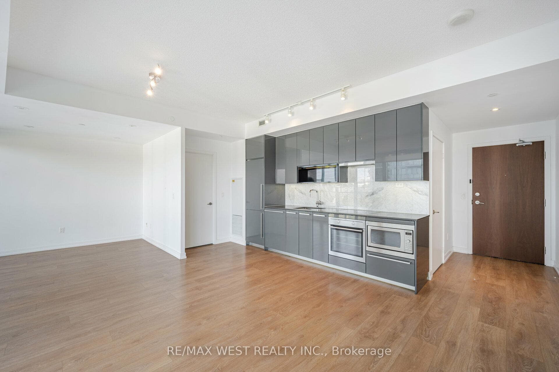 115 Mcmahon Drive Unit 812 photo 11