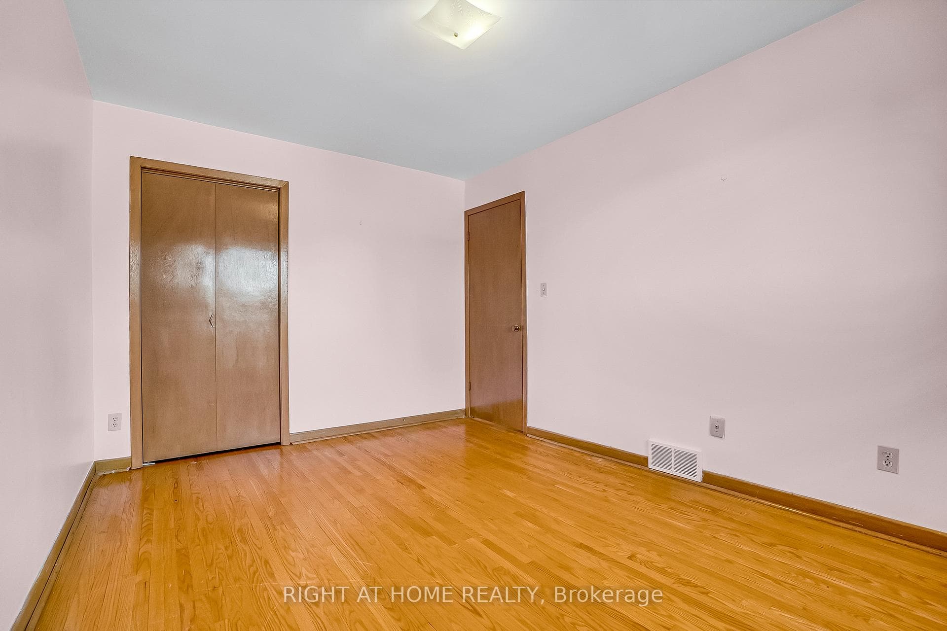 1553 Northmount Avenue photo 28