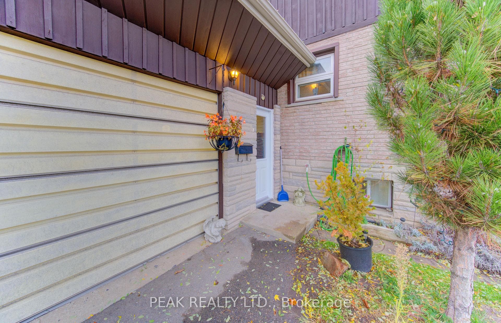 215 Lancaster Street photo 5