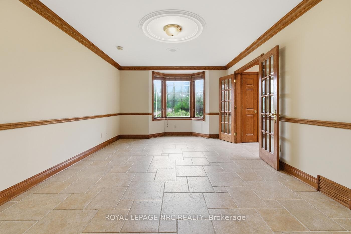 Main floor dining room could be 4th bedroom